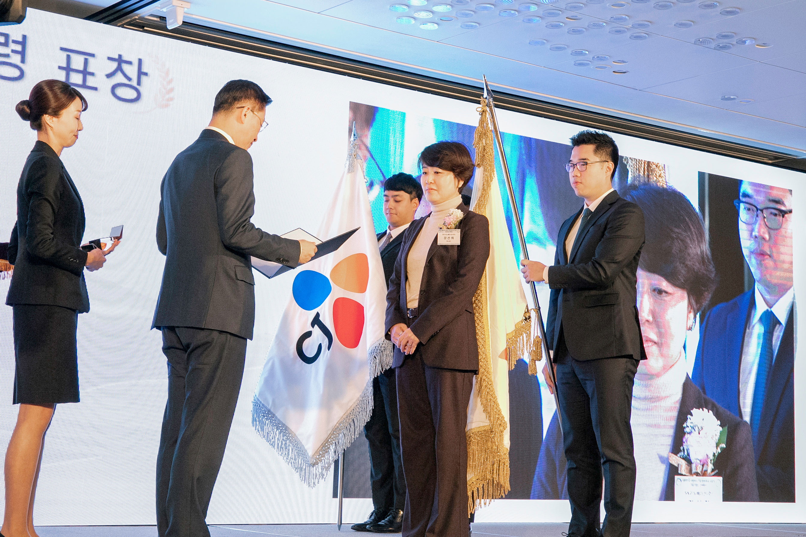 SK이노베이션 강선희 부사장이 산업통상자원부 박건수 실장으로부터 기관 부문 대통령표창을 수여 받고 있다.