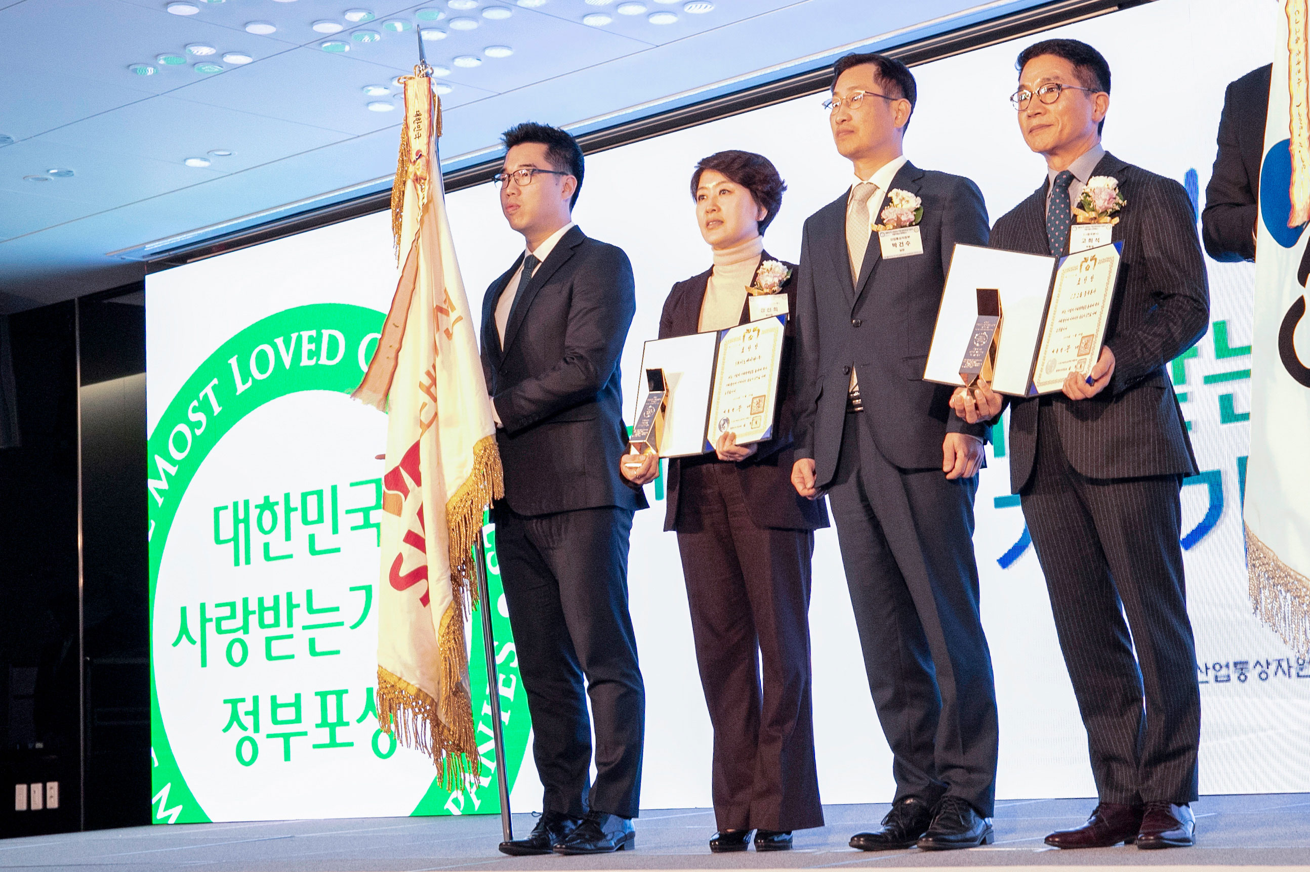 SK이노베이션 강선희 부사장(왼쪽 두 번째)와 산업통상자원부 박건수 실장(왼쪽 세 번째)이 대통령표창 수상 이후 기념사진을 촬영하고 있다.