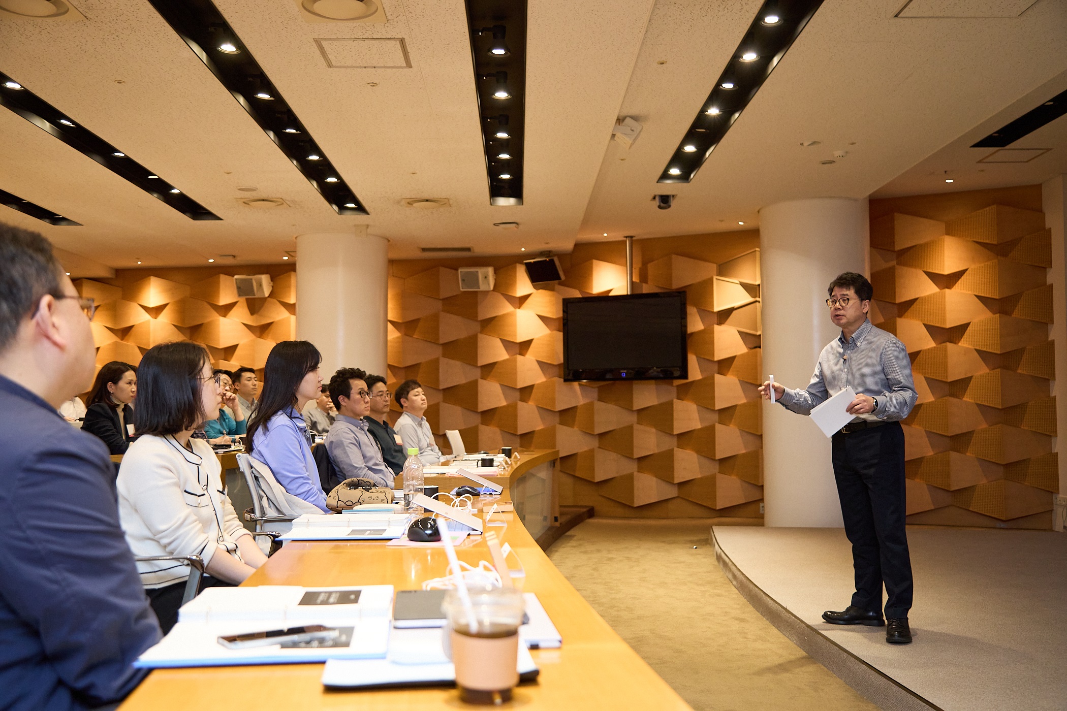 박 사장이 지난 12일 서울 광진구 워커힐호텔에서 열린 PL(Professional Leader) 워크숍에 참여해 강연하고 있는 모습.